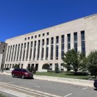 fachada del edificio E. Barrett Prettyman del Tribunal Federal, donde se celebró el juicio contra un cabecilla de los Proud Boys, en Washington.