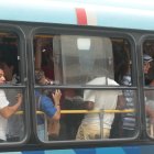 Los usuarios se han hartado de movilizarse en unidades repletas desde hace años. Ellos describen ir como sardinas.