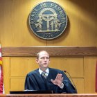 El juez Scott McAfee en la audiencia por interferencia electoral en Georgia contra Donald Trump.