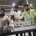 Feria. Los asesores explicaban a los visitantes las especificaciones y valores de las casas que les interesaron.