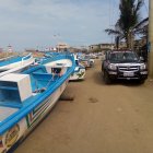 Varios pescadores colocaron sus embarcaciones al pie del Malecón.