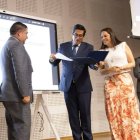 Los titulares del CES y de la Senescyt, Pablo Beltrán y Andrea Montalvo, entregan la respectiva resolución al representante de uno de los institutos.