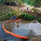 Técnicos de la empresa petrolera realizan tareas de contingencia en el estero El Congo.