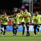 Jugadores de Liga celebran al ganar la serie de penaltis en el partido de los cuartos de final de la Copa Sudamericana ante Sao Paulo.