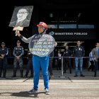 Personas protestan frente a la sede del Ministerio Público, el 24 de agosto de 2023 en Caracas.