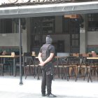 Urdesa. El guardia de la foto, como muchos otros, optó por tapar su rostro mientras vigilaba un local sin clientes, el 31 de agosto de 2023.