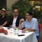 Presentación. El autor Wilman Ordóñez, aparece en el centro, durante el acto de lanzamiento de la obra.