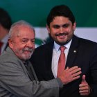 Foto de archivo del presidente de Brasil, Luiz Inácio Lula da Silva junto al ministro de Comunicaciones, Juscelino Filho.