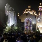Feligreses participan en la Procesión de los Faroles, previo al festejo de la Virgen de los Remedios.