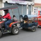 Recorrido. Natalia Salazar cumple una de sus rutas con sus pasajeros. Los lleva de paseo y les permite bajar en algún parque para que se distraigan.