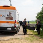 Un brigada de la Sociedad Americana para la Prevención de la Crueldad hacia los Animales (ASPCA), se acerca a recoger un perro.