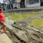 Lodo. Las aguas estancadas y pestilentes complican a    los moradores de las ciudadelas Chemise y Nueva Kennedy.