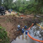 El combustible está siendo succionado con tanqueros y luego transportado a otro sitio.