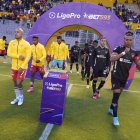 El actual campeón del fútbol ecuatoriano, Aucas (i), tiene entre sus patrocinadores a una casa de apuestas, la misma que incluso apoya directamente al torneo de fútbol.