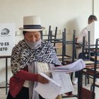 ¿A dónde se direccionarán los votos “de” los candidatos que no pasaron a segunda vuelta? Las comillas en la preposición no están ahí de accidente, sino para reforzar un punto: los votantes no son de los candidatos. Aunque Topic, Zurita, Otto, Yaku, Hervas o  Armijos digan que apoyan a un candidato, esta segunda vuelta no se tratará de lo que digan los líderes políticos, sino de las convicciones del electorado. 

Y si estos resultados no se definieron en términos de correismo vs. anticorreismo; en la toma de decisión en esta 2da vuelta los términos vuelven a ganar significado.

Si bien realizar un análisis de posible distribución refleja solo un entendimiento de los grupos de votantes este 20 de mayo, hay que recordar que esto sirve como una fotografía actual, que puede cambiar conforme avance la campaña, se dé el debate y llegue la volátil última semana previó a las elecciones. 

Dicho esto, procedamos a analizar el comportamiento de los votantes, y su proyección actual para octubre 15.

 En tercer lugar quedó Christian Zurita, con un 16% del electorado. Este voto es en su mayoría anticorreísta hasta la médula. Sin duda alguna un alto porcentaje se irá a Daniel Noboa Acín. ¿Pero cuánto? De ese 16% el voto que jamás se iría donde Luisa, es el que planeaba votar por Villavicencio antes de su asesinato. Entre un 10% , 11%. ¿El resto? Al ser voto de pésame, es altamente emocional. Una vez que se hayan calmado las pasiones, tendrán tiempo para 
pesar y decidir su voto. Esto no significa que se irán automáticamente a la segunda opción, sólo que es un terreno obtenible para ambos candidatos.

En cuarto lugar - el 3ro lo dejamos para final- se encuentra Otto Sonnenholzner, con un 7%. Este voto es también anticorreísta. Así que este voto, casi en su totalidad, podría sumarse al ADN. 

Yaku, tuvo un 4% del electorado, su punto más fuerte fue en la sierr rural. Fácilmente este voto se divida en proporciones más o menos iguales, con una inclinación más favorable a Luisa González. 

Entre Armijos y Hervas hay un 1%, por sus posturas, probablemente se divida mitad, mitad.

Hasta aquí, Daniel Noboa habría recibido más apoyo, pero Luisa empezó más alto. Si los números no nos fallan, estaríamos muy cerca el uno del otro. 

Y aquí hace la aparición Jan Topic. Su electorado no era “correísta” o “anticorreísta”. Su bandera era seguridad. Tenía tanto detractores como gente cómoda en la Revolución Ciudadana. Aquí se define todo. En las provincias con mayor inseguridad donde Topic quedó en 2do lugar -como Esmeraldas- ¿A dónde se van a ir estos votos? Probablemente no se definirá por una postura política, sino por quien genere más confianza en que cuidará su vida. 

Y el último factor: en esta primera vuelta nulos y blancos fue un 10% del electorado. En segunda vuelta esta cifra se reduce . Esos indecisos entran al escenario electoral, hasta el momento no tienen una preferencia,  así que hay que ganárselos a pulso. 

Estas son las primeras aproximaciones. Aún falta analizar  qué cambia después del momento clave que significa el debate para nuestro país y en la última semana previo a las elecciones donde todos esos que “no sabemos dónde encasillarlos” empiezan a definir el partido.

¿A dónde se direccionarán los votos “de” los candidatos que no pasaron a segunda vuelta? Las comillas en la preposición no están ahí de accidente, sino para reforzar un punto: los votantes no son de los candidatos. Aunque Topic, Zurita, Otto, Yaku, Hervas o  Armijos digan que apoyan a un candidato, esta segunda vuelta no se tratará de lo que digan los líderes políticos, sino de las convicciones del electorado. 

Y si estos resultados no se definieron en términos de correismo vs. anticorreismo; en la toma de decisión en esta 2da vuelta los términos vuelven a ganar significado.

Si bien realizar un análisis de posible distribución refleja solo un entendimiento de los grupos de votantes este 20 de mayo, hay que recordar que esto sirve como una fotografía actual, que puede cambiar conforme avance la campaña, se dé el debate y llegue la volátil última semana previó a las elecciones. 

Dicho esto, procedamos a analizar el comportamiento de los votantes, y su proyección actual para octubre 15.

 En tercer lugar quedó Christian Zurita, con un 16% del electorado. Este voto es en su mayoría anticorreísta hasta la médula. Sin duda alguna un alto porcentaje se irá a Daniel Noboa Acín. ¿Pero cuánto? De ese 16% el voto que jamás se iría donde Luisa, es el que planeaba votar por Villavicencio antes de su asesinato. Entre un 10% , 11%. ¿El resto? Al ser voto de pésame, es altamente emocional. Una vez que se hayan calmado las pasiones, tendrán tiempo para 
pesar y decidir su voto. Esto no significa que se irán automáticamente a la segunda opción, sólo que es un terreno obtenible para ambos candidatos.

En cuarto lugar - el 3ro lo dejamos para final- se encuentra Otto Sonnenholzner, con un 7%. Este voto es también anticorreísta. Así que este voto, casi en su totalidad, podría sumarse al ADN. 

Yaku, tuvo un 4% del electorado, su punto más fuerte fue en la sierr rural. Fácilmente este voto se divida en proporciones más o menos iguales, con una inclinación más favorable a Luisa González. 

Entre Armijos y Hervas hay un 1%, por sus posturas, probablemente se divida mitad, mitad.

Hasta aquí, Daniel Noboa habría recibido más apoyo, pero Luisa empezó más alto. Si los números no nos fallan, estaríamos muy cerca el uno del otro. 

Y aquí hace la aparición Jan Topic. Su electorado no era “correísta” o “anticorreísta”. Su bandera era seguridad. Tenía tanto detractores como gente cómoda en la Revolución Ciudadana. Aquí se define todo. En las provincias con mayor inseguridad donde Topic quedó en 2do lugar -como Esmeraldas- ¿A dónde se van a ir estos votos? Probablemente no se definirá por una postura política, sino por quien genere más confianza en que cuidará su vida. 

Y el último factor: en esta primera vuelta nulos y blancos fue un 10% del electorado. En segunda vuelta esta cifra se reduce . Esos indecisos entran al escenario electoral, hasta el momento no tienen una preferencia,  así que hay que ganárselos a pulso. 

Estas son las primeras aproximaciones. Aún falta analizar  qué cambia después del momento clave que significa el debate para nuestro país y en la última semana previo a las elecciones donde todos esos que “no sabemos dónde encasillarlos” empiezan a definir el partido.

¿A dónde se direccionarán los votos “de” los candidatos que no pasaron a segunda vuelta? Las comillas en la preposición no están ahí de accidente, sino para reforzar un punto: los votantes no son de los candidatos. Aunque Topic, Zurita, Otto, Yaku, Hervas o  Armijos digan que apoyan a un candidato, esta segunda vuelta no se tratará de lo que digan los líderes políticos, sino de las convicciones del electorado. 

Y si estos resultados no se definieron en términos de correismo vs. anticorreismo; en la toma de decisión en esta 2da vuelta los términos vuelven a ganar significado.

Si bien realizar un análisis de posible distribución refleja solo un entendimiento de los grupos de votantes este 20 de mayo, hay que recordar que esto sirve como una fotografía actual, que puede cambiar conforme avance la campaña, se dé el debate y llegue la volátil última semana previó a las elecciones. 

Dicho esto, procedamos a analizar el comportamiento de los votantes, y su proyección actual para octubre 15.

 En tercer lugar quedó Christian Zurita, con un 16% del electorado. Este voto es en su mayoría anticorreísta hasta la médula. Sin duda alguna un alto porcentaje se irá a Daniel Noboa Acín. ¿Pero cuánto? De ese 16% el voto que jamás se iría donde Luisa, es el que planeaba votar por Villavicencio antes de su asesinato. Entre un 10% , 11%. ¿El resto? Al ser voto de pésame, es altamente emocional. Una vez que se hayan calmado las pasiones, tendrán tiempo para 
pesar y decidir su voto. Esto no significa que se irán automáticamente a la segunda opción, sólo que es un terreno obtenible para ambos candidatos.

En cuarto lugar - el 3ro lo dejamos para final- se encuentra Otto Sonnenholzner, con un 7%. Este voto es también anticorreísta. Así que este voto, casi en su totalidad, podría sumarse al ADN. 

Yaku, tuvo un 4% del electorado, su punto más fuerte fue en la sierr rural. Fácilmente este voto se divida en proporciones más o menos iguales, con una inclinación más favorable a Luisa González. 

Entre Armijos y Hervas hay un 1%, por sus posturas, probablemente se divida mitad, mitad.

Hasta aquí, Daniel Noboa habría recibido más apoyo, pero Luisa empezó más alto. Si los números no nos fallan, estaríamos muy cerca el uno del otro. 

Y aquí hace la aparición Jan Topic. Su electorado no era “correísta” o “anticorreísta”. Su bandera era seguridad. Tenía tanto detractores como gente cómoda en la Revolución Ciudadana. Aquí se define todo. En las provincias con mayor inseguridad donde Topic quedó en 2do lugar -como Esmeraldas- ¿A dónde se van a ir estos votos? Probablemente no se definirá por una postura política, sino por quien genere más confianza en que cuidará su vida. 

Y el último factor: en esta primera vuelta nulos y blancos fue un 10% del electorado. En segunda vuelta esta cifra se reduce . Esos indecisos entran al escenario electoral, hasta el momento no tienen una preferencia,  así que hay que ganárselos a pulso. 

Estas son las primeras aproximaciones. Aún falta analizar  qué cambia después del momento clave que significa el debate para nuestro país y en la última semana previo a las elecciones donde todos esos que “no sabemos dónde encasillarlos” empiezan a definir el partido.

Una mujer vota durante la jornada de elecciones generales, hoy, en la población de Tarqui, en Cuenca (Ecuador).