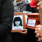 Sepultura. Familiares de víctimas llevaban sus retratos.