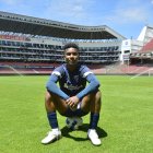 Óscar Zambrano en la cancha del estadio Rodrigo Paz Delgado, en la que soñó jugar cuando era niño, y donde ha demostrado sus grandes características.