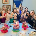 Úrsula Strenge con un grupo de amigas de la época del colegio. Esta segunda farra tuvo lugar la noche del 2 de septiembre, en su casa.