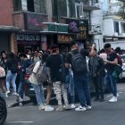 Caos. Vecinos señalan que alumnos se congregan a beber en los alrededores de las universidades de la capital.