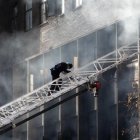 Víctimas. El número de muertos por el fuego que consumió un edificio de cinco pisos se ha incrementado.