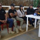 Suárez. Andrey Avendaño” (2i), jefe de la delegación de las disidencias de las FARC, habla con los medios.