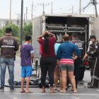 Testigos afirman que la motocicleta en la que iban los crimínales se acercó al joven y le disparó en la cabeza.
