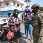 El certificado de antecedentes es solicitado por diferentes instituciones públicas o privadas, pero la Policía y Fuerzas Armadas pueden consultar los datos de las personas en línea.