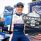 El piloto español Álex Palou y su festejo tras coronarse nuevamente campeón.