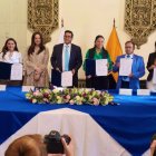 Representantes de los organismos de educación superior, gobiernos seccionales y universidades durante la firma del convenio de creación del Clúster APE, este 4 de septiembre en Quito.