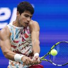 Flushing Meadows (United States), 04/09/2023.- Carlos Alcaraz of Spain returns the ball to Matteo Arnaldi of Italy during their fourth round match at the US Open Tennis Championships at the USTA National Tennis Center in Flushing Meadows, New York, USA, 04 September 2023. The US Open runs from 28 August through 10 September. (Tenis, Italia, España, Nueva York) EFE/EPA/SARAH YENESEL 22374