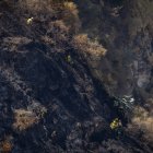 Los bomberos de Quito trabajaron en un terreno complicado para contener las llamas.