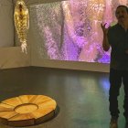 El artista Jonathan Torres Rodríguez explica su proyecto, Máquinas Salvajes, en el Museo de Arte Lentos de Linz (Austria).