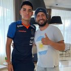 Jackson Jaramillo, ecuatoriano residente en Argentina, se pasea por Buenos Aires con la armadura de la Tricolor.