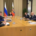 El presidente Vladimir Putin celebra una reunión sobre la implementación del proyecto de GNL de Murmansk, en Sochi, Rusia