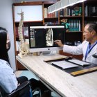 Foto referencial de una paciente recibiendo atención médica ambulatoria en un consultorio privado.