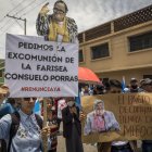 Manifestantes piden la renuncia de la fiscal general, Consuelo Porras, durante una protesta frente a la sede del Ministerio Público, en Ciudad de Guatemala.