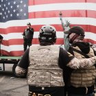 Fotografía de archivo de dos Proud Boys mientras se abrazan durante un discurso en un mitin de extrema derecha en Portland, Oregón (Estados Unidos).