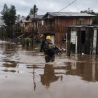 Un bombero rescata a uno de los afectados por las fuertes lluvias, en Passo Fundo.