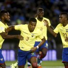 Frickson Erazo de Ecuador (segundo L) celebra después de anotar un gol a Argentina.