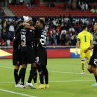 El delantero José Angulo (i) es felicitado por sus compañeros de Liga de Quito tras terminar con la sequía de goles.