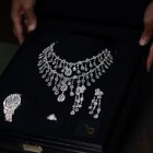 Fotografía de las joyas que el Gobierno saudí regaló en 2021 al exgobernante Jair Bolsonaro y su esposa, Michelle Bolsonaro, mostradas por  la aduana brasileña desde el aeropuerto de Guarulhos, región metropolitana de São Paulo (Brasil). El Tribunal de Cuentas de Brasil ordenó al expresidente Jair Bolsonaro entregar el paquete de joyas que le regaló el Gobierno de Arabia de Saudí en 2021. El órgano fiscalizador del Estado brasileño también obligó al exmandatario devolver un fusil y un pistola que recibió en 2019 de parte de las autoridades de Emiratos Árabes Unidos. Bolsonaro se encuentra en Estados Unidos desde el pasado 30 diciembre, dos días antes de terminar su mandato (2019-2022), y recientemente ha dicho que pretende volver a Brasil antes de que finalice este mes de marzo. EFE/Isaac Fontana