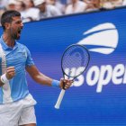 Novak Djokovic y su celebración tras vencer a Taylor Fritz.