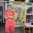 Jefferson Montero, hoy jugador de Aucas, en su negocio de papelería en Quito.