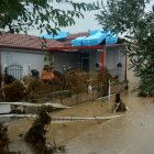 un hombre intenta limpiar el barro del patio de su casa en la aldea de Nees Karies, cerca de Larissa, Tesalia, Grecia central, 06 de septiembre de 2023.