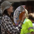 Una turista intenta refrescarse con un abanico en el centro de Barcelona, el pasado mes de julio