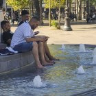 Varias personas se remojan este miércoles en una fuente ornamental de la plaza de la República de París (Francia), para hacer frente a la ola de calor que afronta el país este inicio de septiembre.