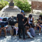 Migrantes permanecen en la calle el 5 de septiembre de 2023, en Ciudad Juárez (México). La frontera de México con Estados Unidos vive una nueva oleada migratoria con más de 1.000 migrantes en Ciudad Juárez que viven en la calle, lo que los hace vulnerables al secuestro y otros delitos del crimen organizado, según alertan autoridades y activistas.