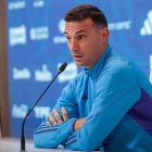 El entrenador de la selección argentina de fútbol, Lionel Scaloni, habla durante una rueda de prensa hoy, en Ezeiza (Argentina). EFE/Luciano González