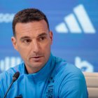 El entrenador de la selección argentina de fútbol, Lionel Scaloni, habla durante una rueda de prensa hoy, en Ezeiza (Argentina). EFE/Luciano González