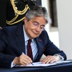 El presidente de la República, Guillermo Lasso, en la firma de uno de los decretos ley.